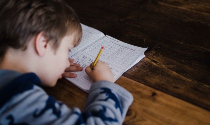 Volta à escola é redescoberta que precisa de acolhimento, diz psicopedagoga