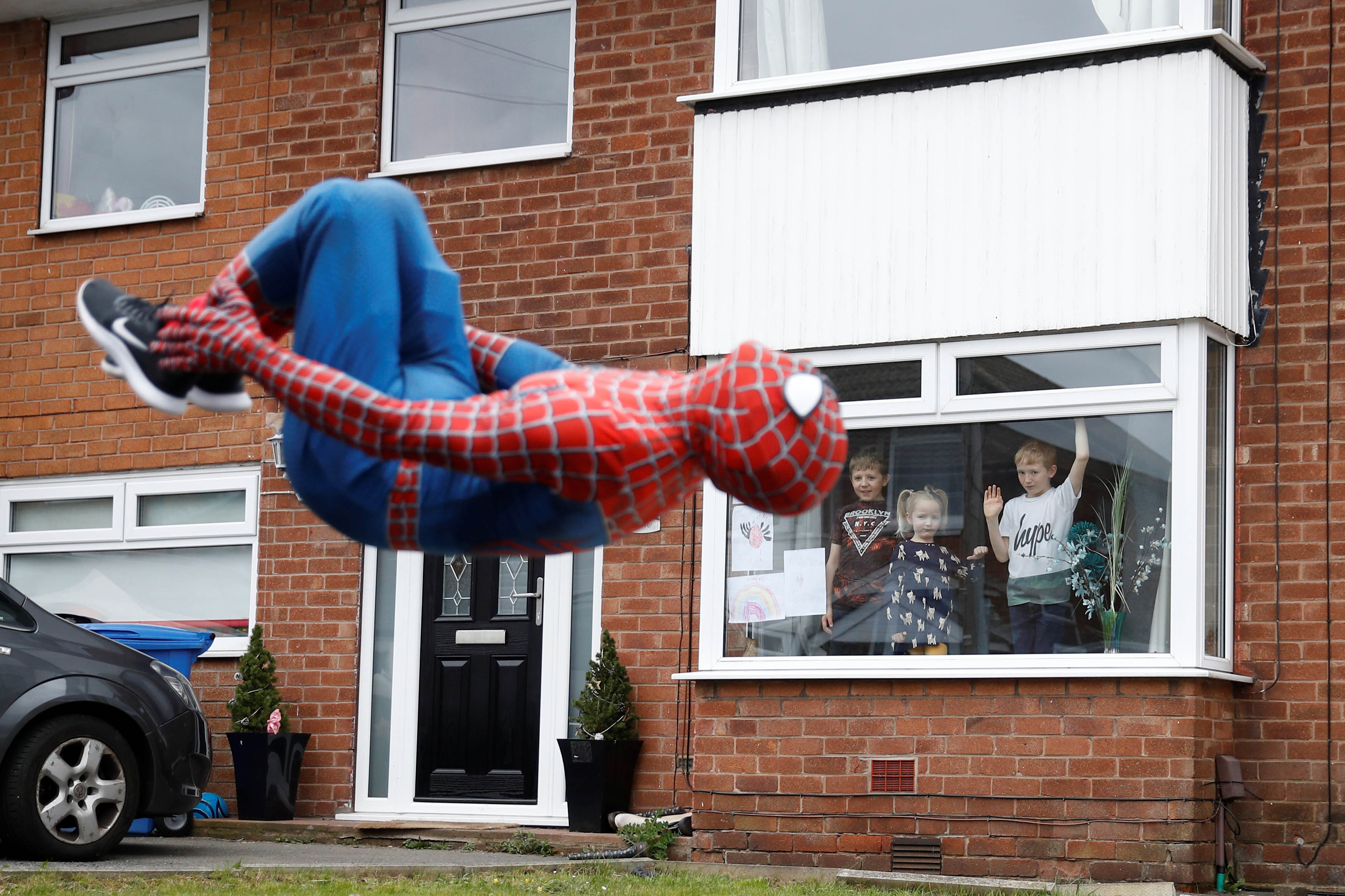 Homem-Aranha anima crianças em cidade inglesa