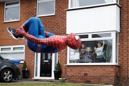 Homem-Aranha anima crianças em cidade inglesa