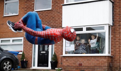 'Homem-Aranha' luta contra tédio do isolamento por crianças de cidade inglesa