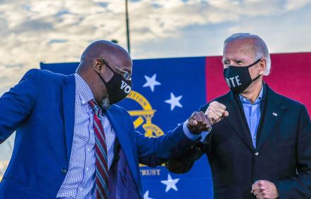 Raphael Warnock em comício com Joe Biden
