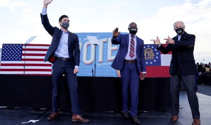 Joe Biden (D) ao lado de Jon Ossoff (E) e Raphael Warnock