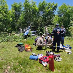 Segundo bombeiros, três pessoas estavam a bordo da aeronave
