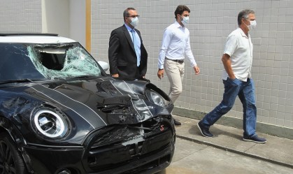 O jogador Marcinho e seu pai, Sérgio Lemos de Oliveira, prestam depoimento na 42