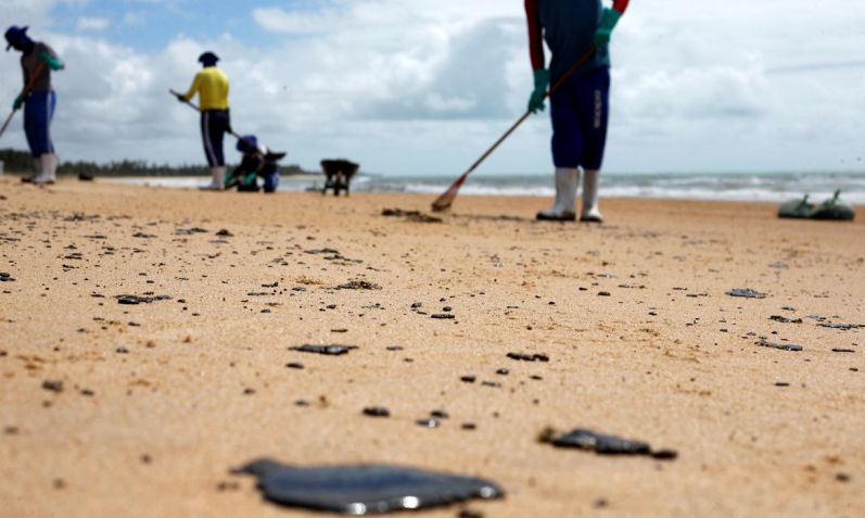 Manchas de óleo encontradas em praia de Pernambuco, em outubro de 2019. / Reprodução/Adriano Machado/Reuters