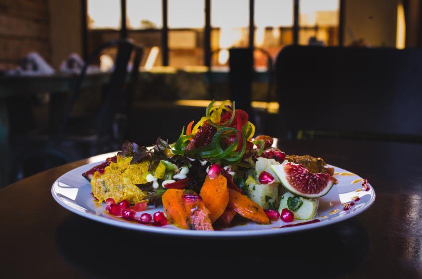 A alimentação mediterrânea possui uma diversidade de receitas ricas em sabor e nutrientes / Foto: Louis Hansel via Unsplash