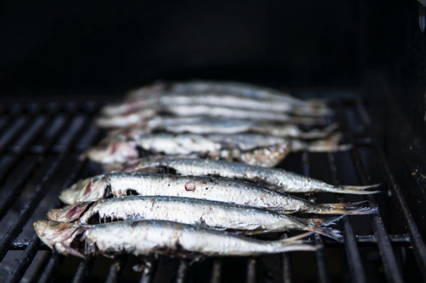 Na dieta MIND raramente se come carne vermelha, mas o peixe, rico em ácidos graxos ômega-3, é um alimento básico / Foto: Elle Hughes via Unsplash