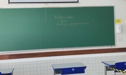 Lousa de colégio indicando o retorno das aulas presenciais (06.jan.2021)