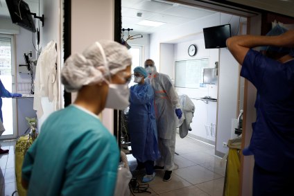 Equipe médica em hospital de Neuilly sur Seine, na França