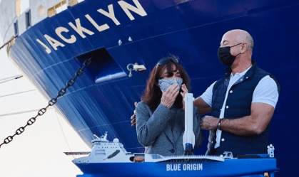 Jeff Bezos batiza navio com o nome de sua mãe