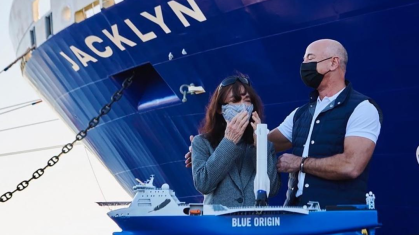 Jeff Bezos batiza navio com o nome de sua mãe