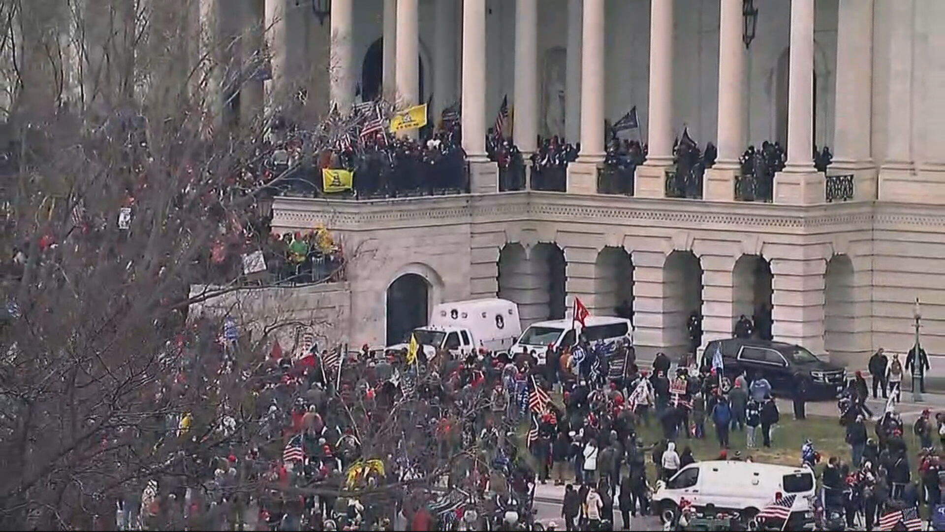 Manifestante a favor de Donald Trump invadem o Congresso nos Estados Unidos