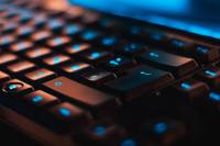 Para que servem os relevos nas teclas F e J do teclado?