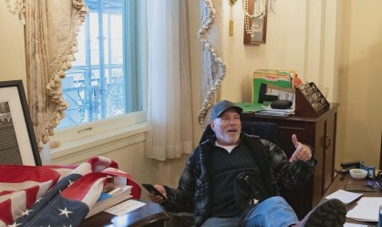 Manifestantes invadem escritório de Nancy Pelosi, presidente da Câmara dos Repre