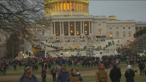 Apoiadores de Trump saem do capitólio após invasão (06.jan.2021)