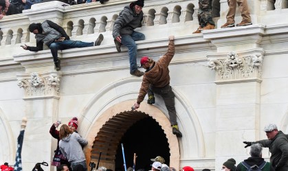 Manifestantes invadem o Capitólio, sede do Congresso dos EUA 