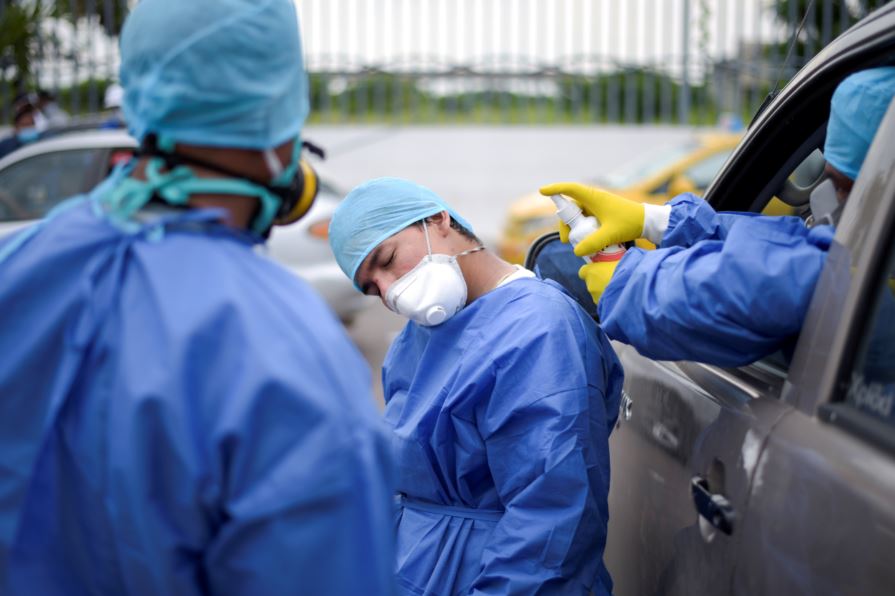 Médicos em Guayaquil tratam COVID-19