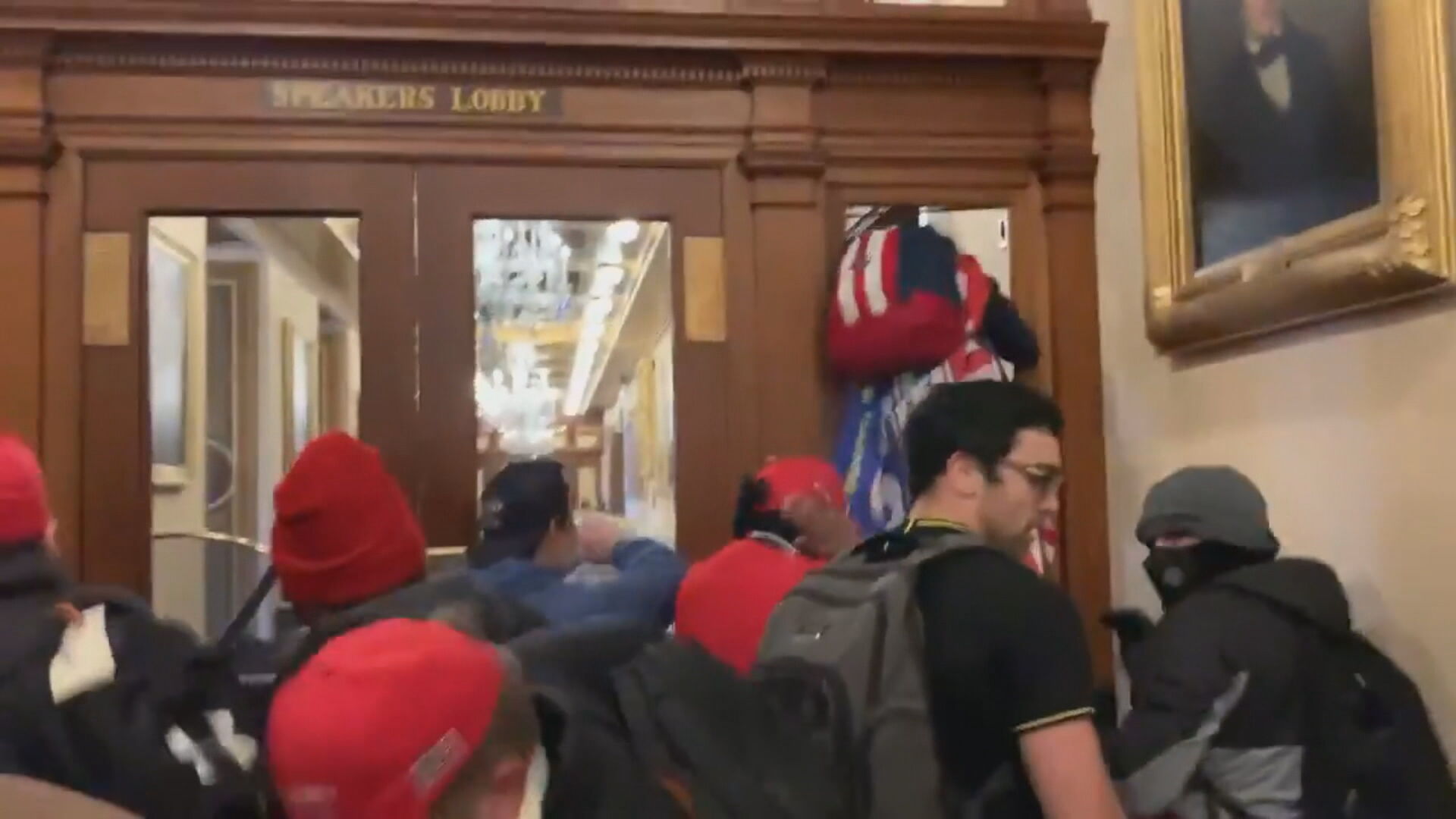 Manifestante (de mochila vermelha à direita) foi baleada no momento em que tento
