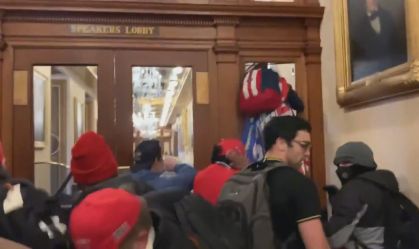 Manifestante (de mochila vermelha à direita) foi baleada no momento em que tento