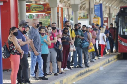 Movimentação em ponto de ônibus em Guarulhos (SP)