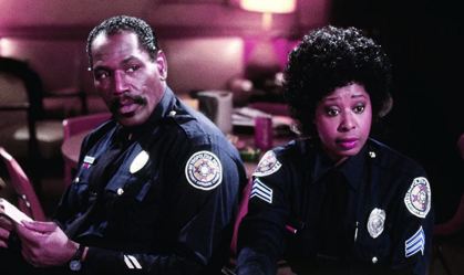 Atores Bubba Smith e Marion Ramsey em filme da franquia 'Loucademia de Polícia'