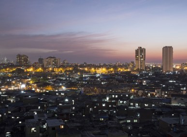 Localizada em Mumbai, Dharavi é a maior favela da Ásia