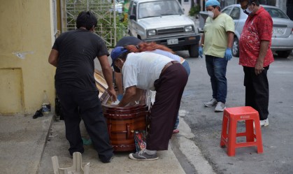 Entenda o colapso do sistema funerário no Equador