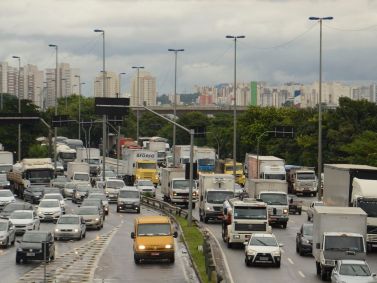 Trânsito na marginal Pinheiros, zona oeste de São Paulo, carros