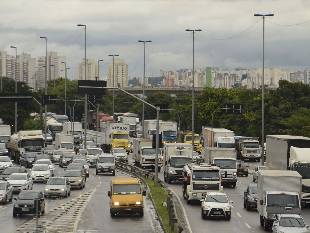 Trânsito de carros na Marginal Tietê