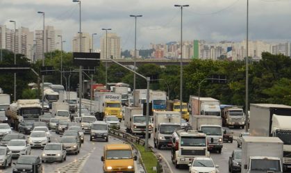 Trânsito de carros na Marginal Tietê