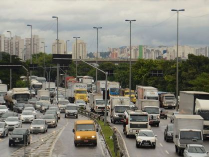 Trânsito de carros na Marginal Tietê