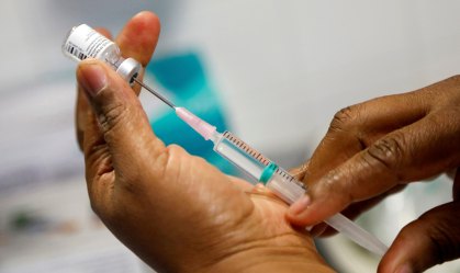 Saúde diz que pressa e 'motivações políticas' não podem definir início da vacina