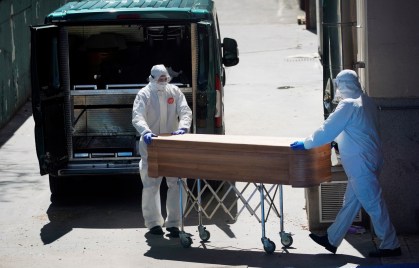 Funcionários do IML retiram corpo em asilo em Leganés, perto de Madri