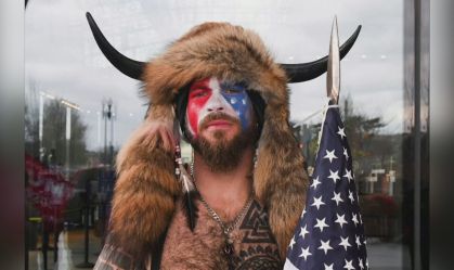 FBI prende homem que invadiu o Capitólio vestido de viking
