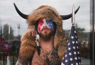 FBI prende homem que invadiu o Capitólio vestido de viking