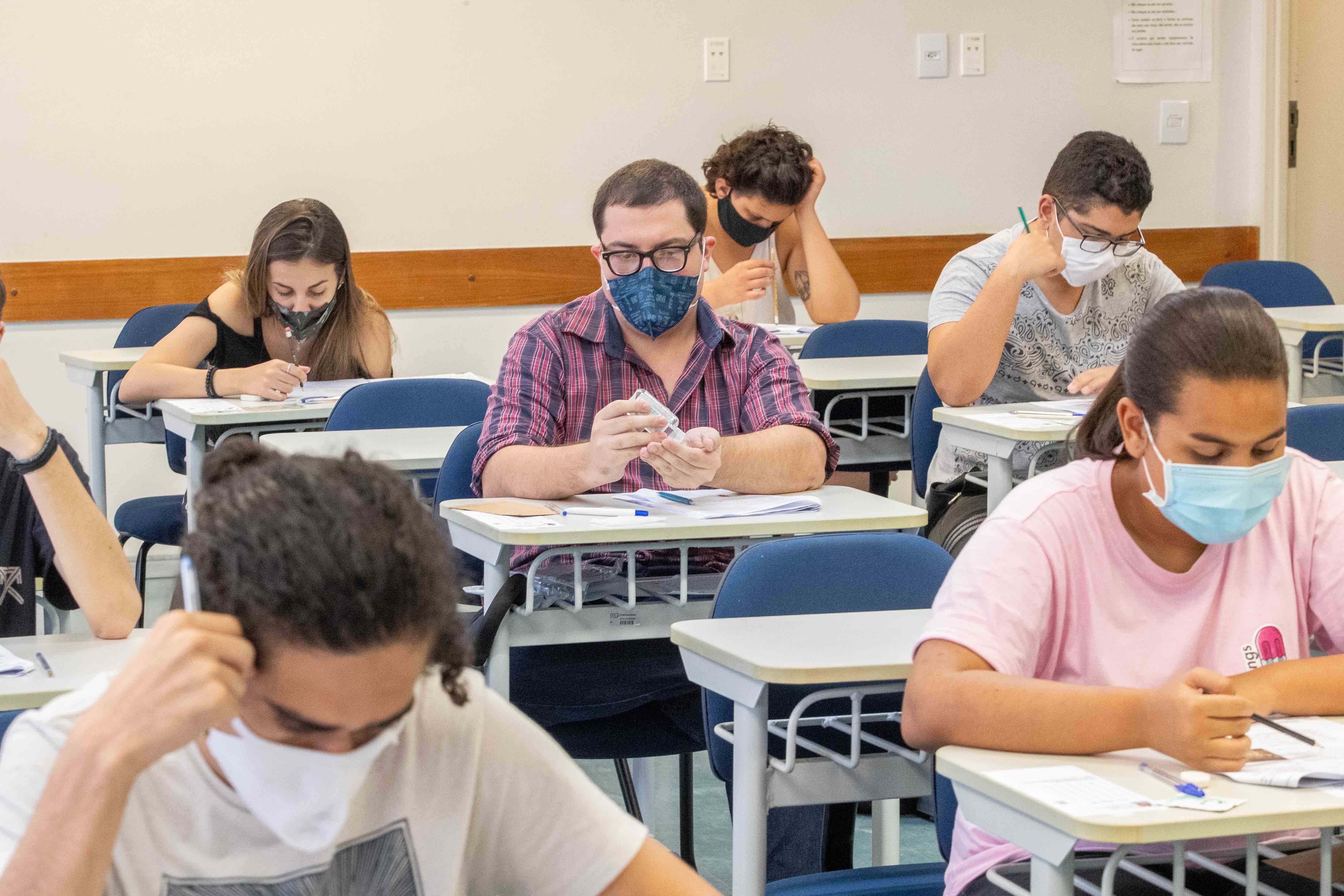 De máscara, candidatos realizam prova da Fuvest durante a pandemia da Covid-19