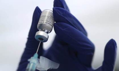 Hospitais dos EUA jogam fora doses de vacina por falta de ‘público-alvo’