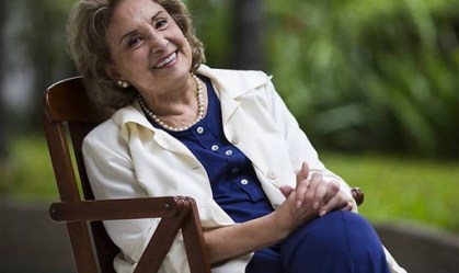 Após 21 dias internada com pneumonia, Eva Wilma deixa hospital