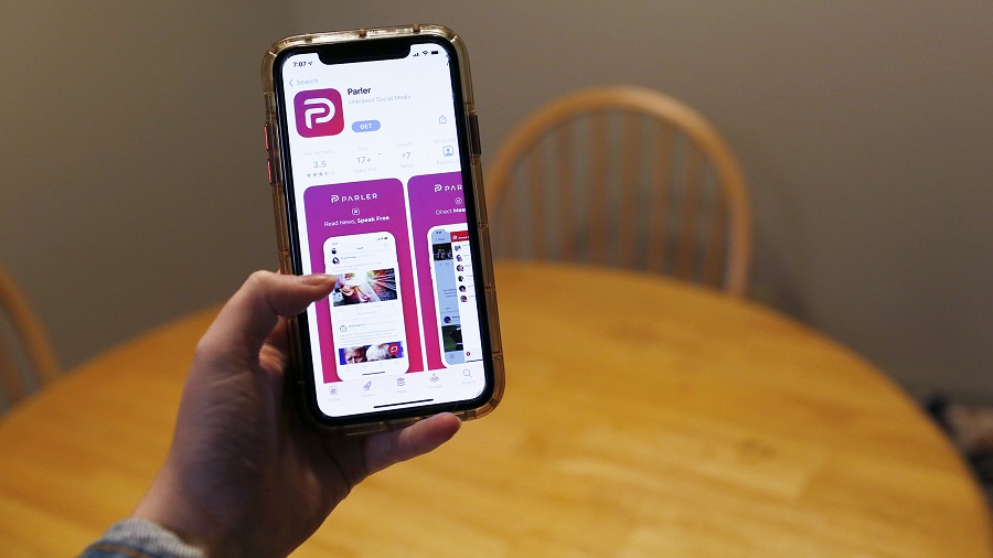 Parler fica fora do ar após Amazon, Apple e Google suspenderem rede social