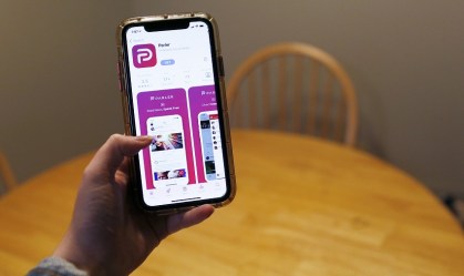 Parler fica fora do ar após Amazon, Apple e Google suspenderem rede social