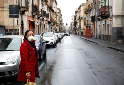 Mulher usa máscara protetora em Catânia, na Itália, em meio à pandemia de COVID-19.