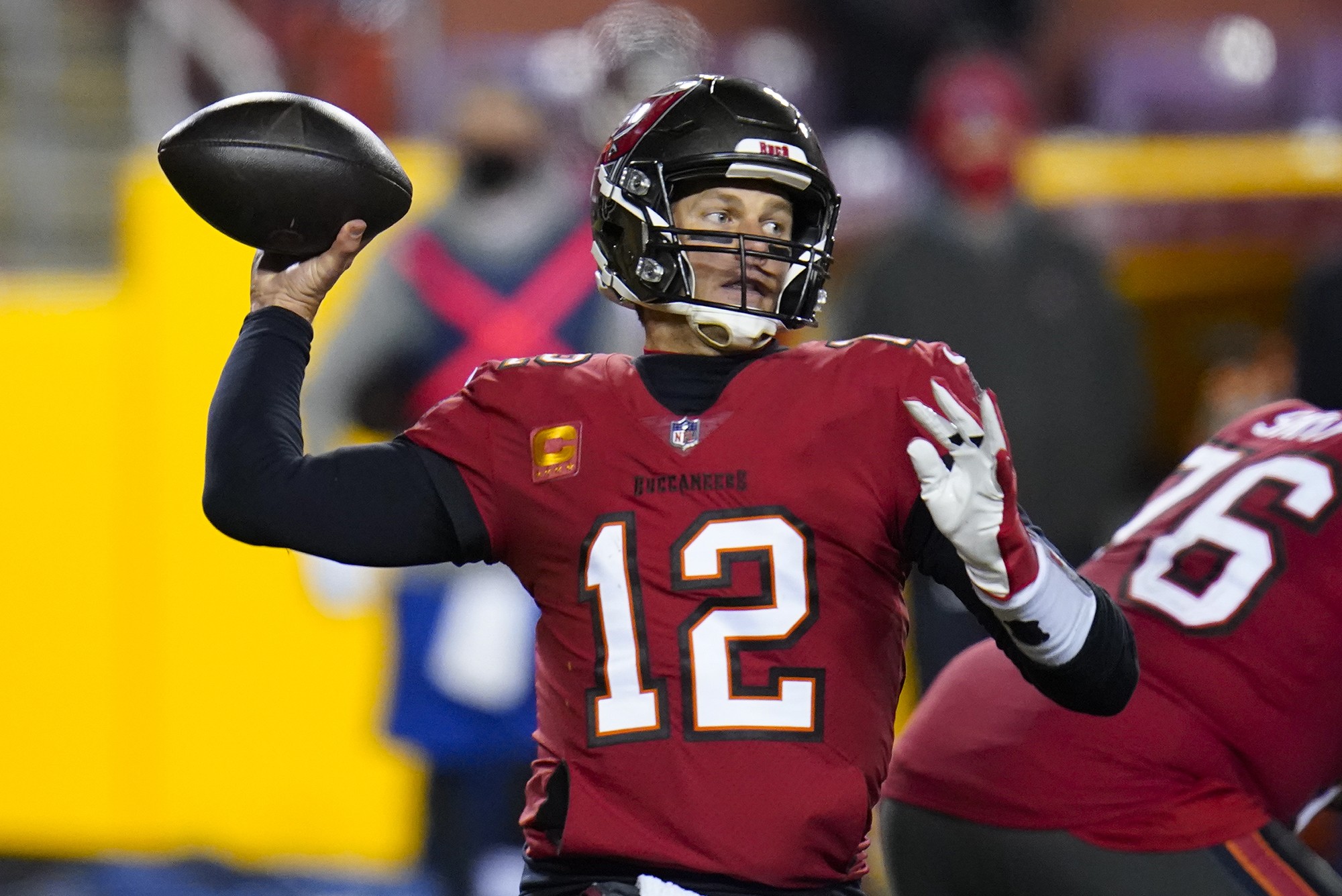 Tom Brady durante partida da NFL, jogando pelo Tampa Bay Buccaneers