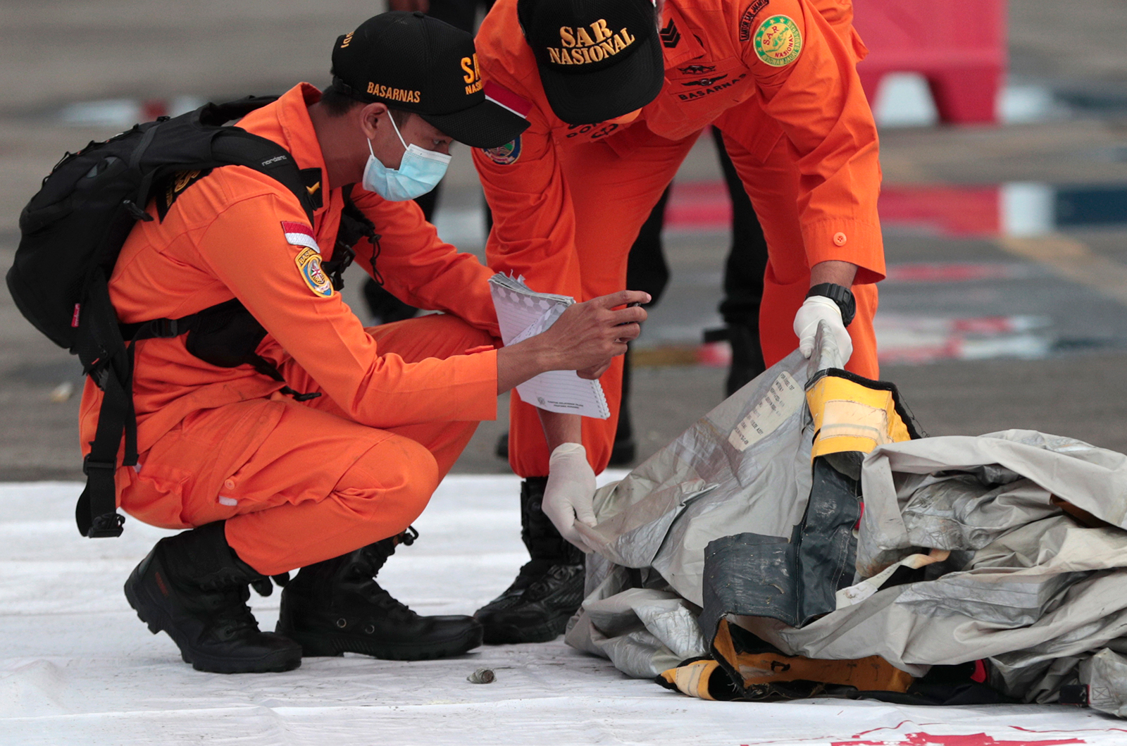 Equipe de resgate analisa destroços encontrados no local da queda da aeronave, n