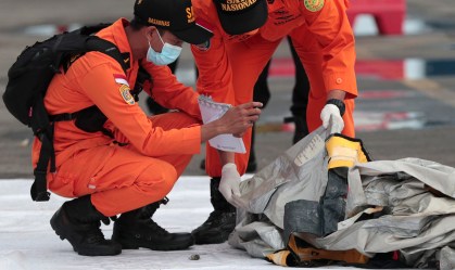 Marinha da Indonésia encontra caixa-preta do avião que caiu no Mar de Java