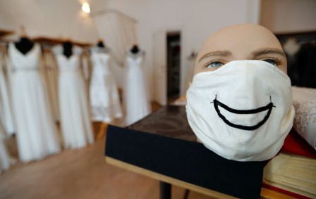 Máscara de pano em um manequim em loja de vestidos de casamento em Berlim, Alema