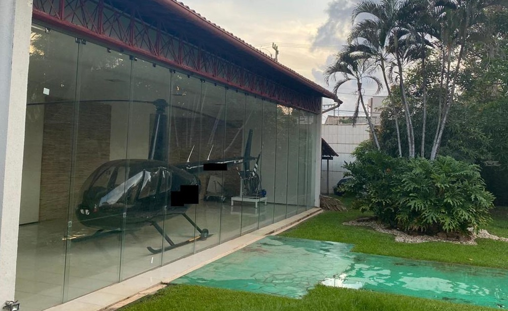 Helicóptero apreendido durante operação da Lava Jato no Maranhão