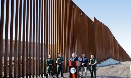 EUA começam a reunir famílias migrantes separadas durante o governo Trump