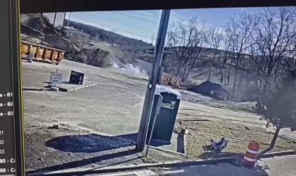 Câmera de segurança registra queda de avião nos EUA