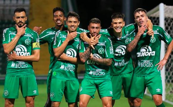 Jogadores da Chapecoense comemoram gol 