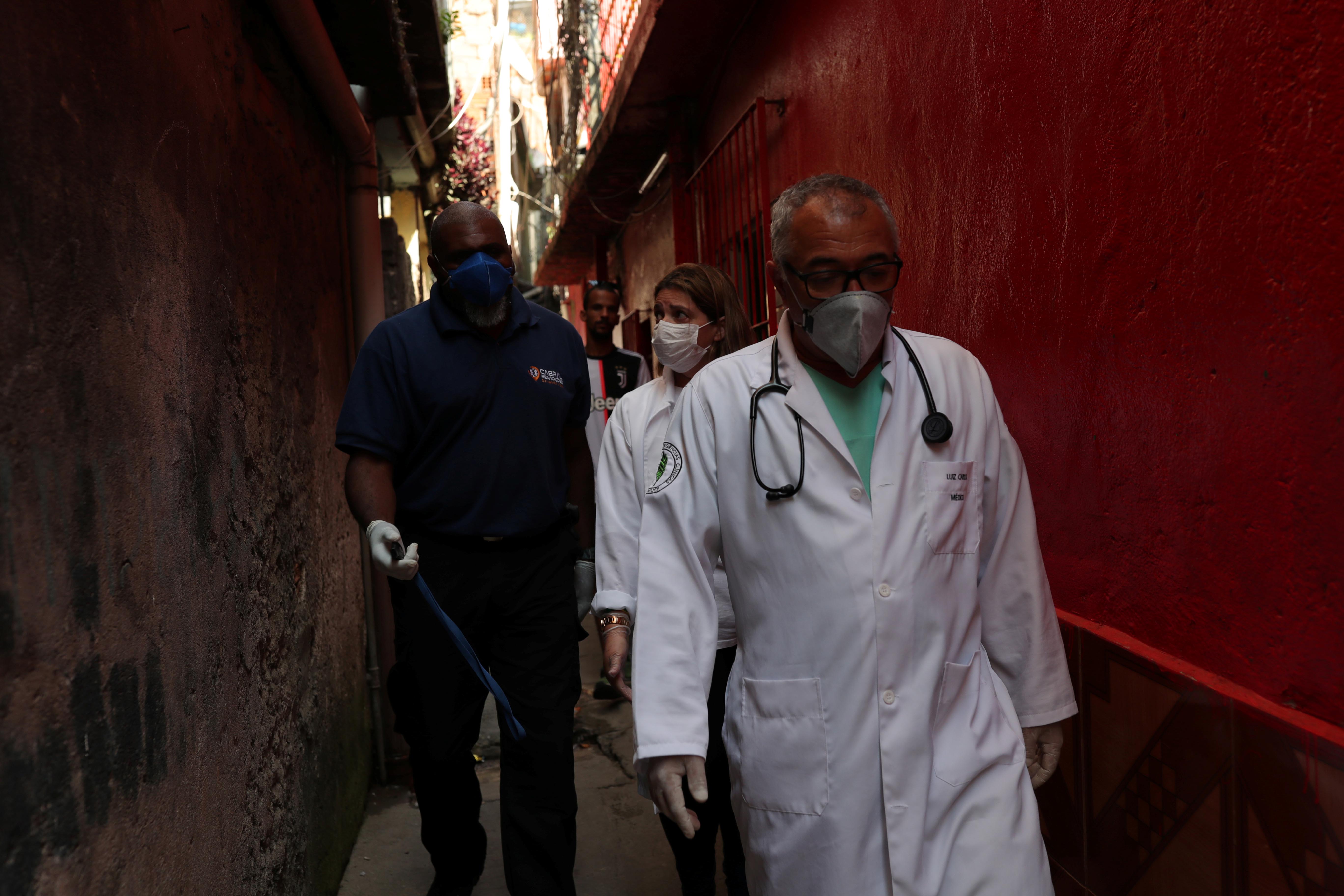 Equipe médica caminha por Paraisópolis, em São Paulo 